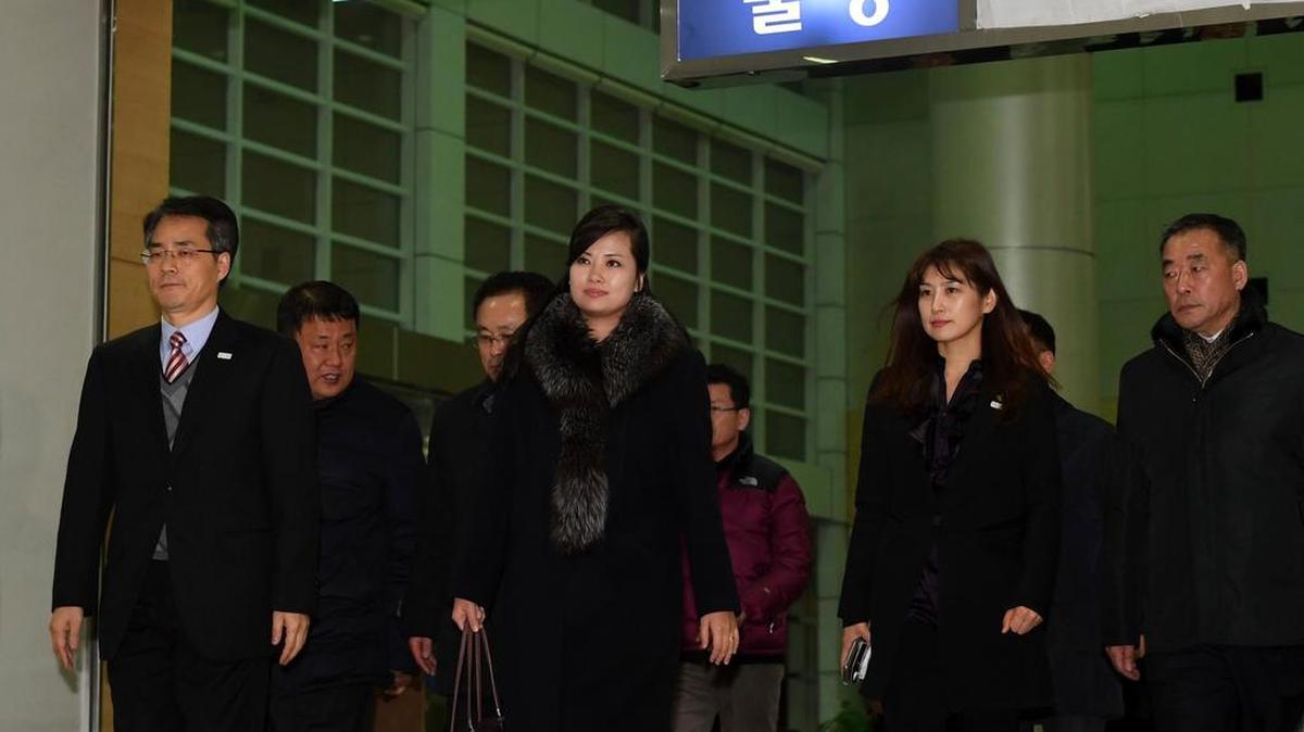 La norcoreana Hyon Song Wol, centro, líder de la banda musical de mujeres Moranbong, parte hacia Corea del Norte.