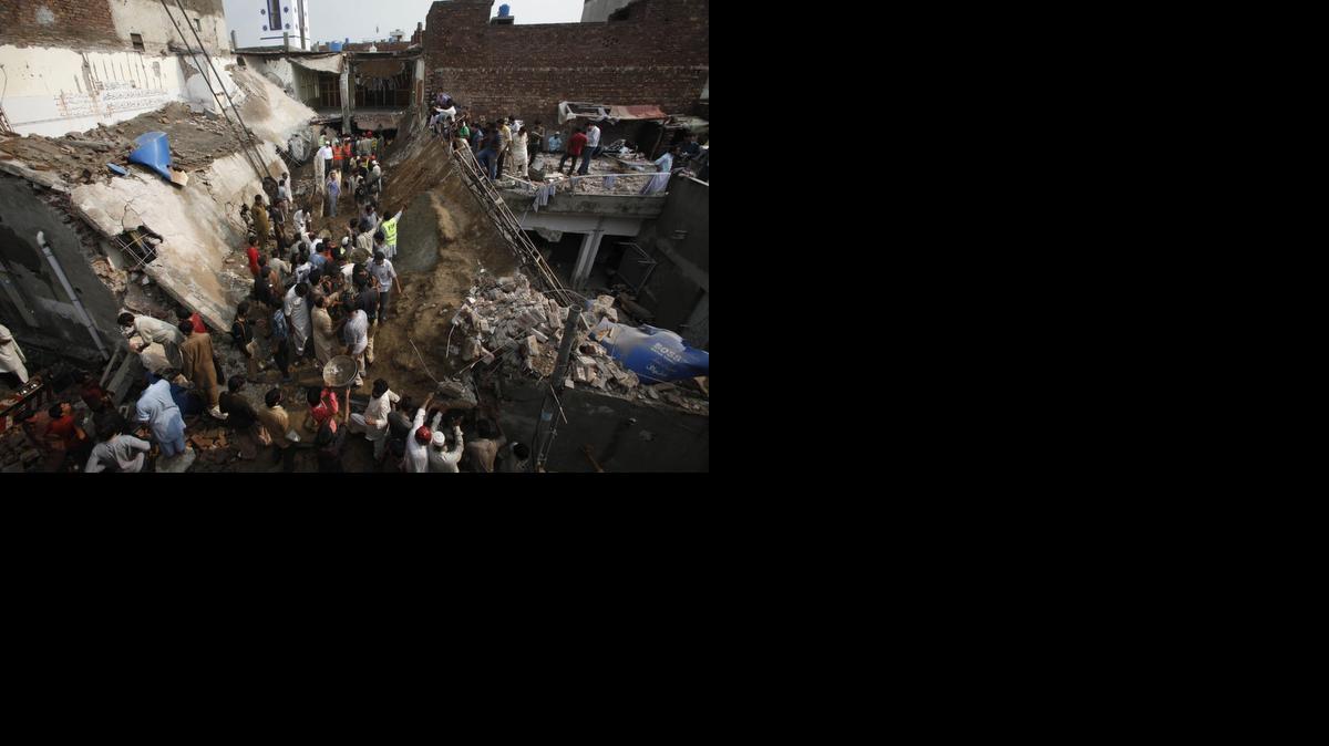 
Decenas de personas buscan víctimas tras el derrumbe del tejado de una mezquita en Lahore, Pakistán, este martes.


