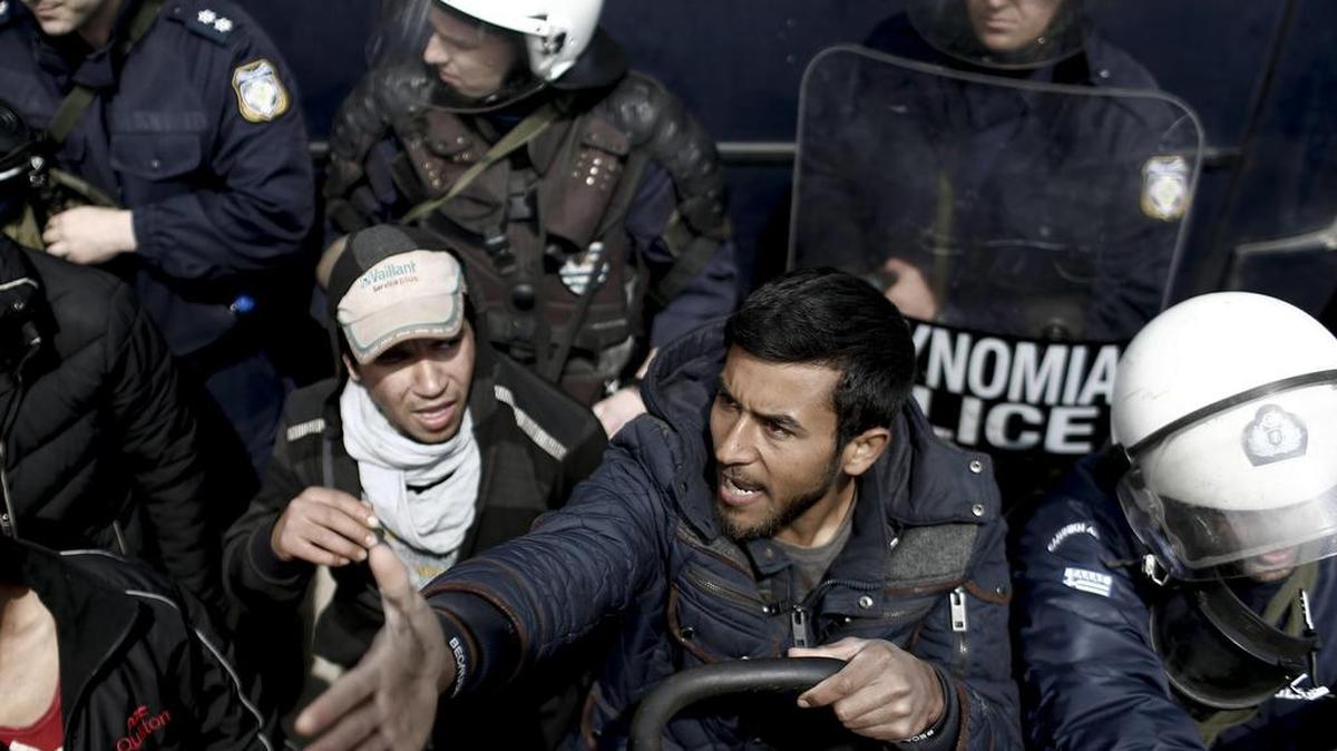 Refugiados participan en una protesta para solicitar la apertura de las fronteras en el campamento para refugiados de Idomeni, Grecia.