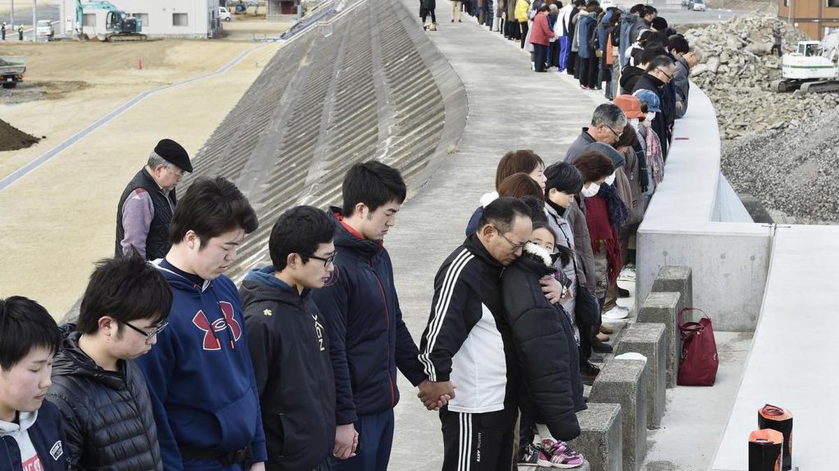 Los japoneses rindieron homenaje este viernes a las víctimas del terremoto y el tsunami ocurridos hace exactamente cinco años.