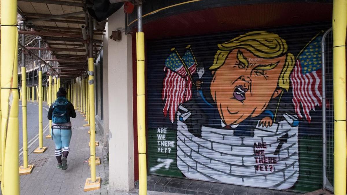 Un mural criticando la propuesta del presidente Donald Trump de construir un muro entre EEUU y México, en Bristol, Inglaterra.