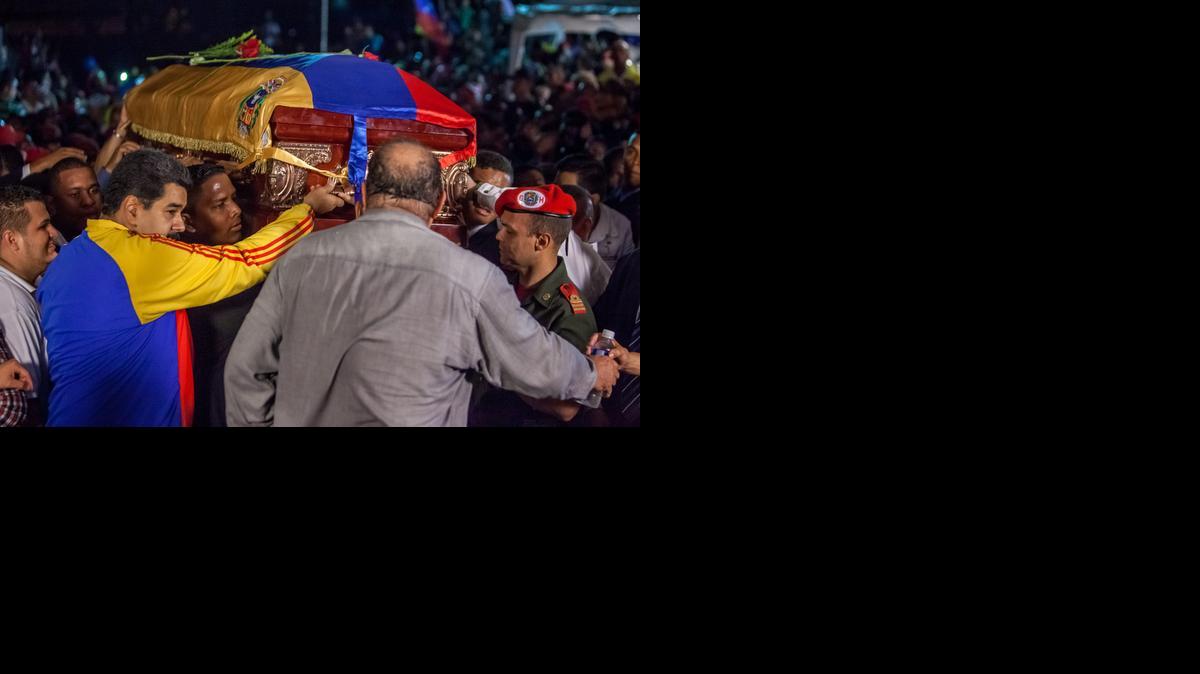 
El presidente de Venezuela, Nicolás Maduro (i), participa en el entierro del diputado asesinado Robert Serra el viernes 3 de octubre del 2014, en la ciudad de Caracas (Venezuela). 