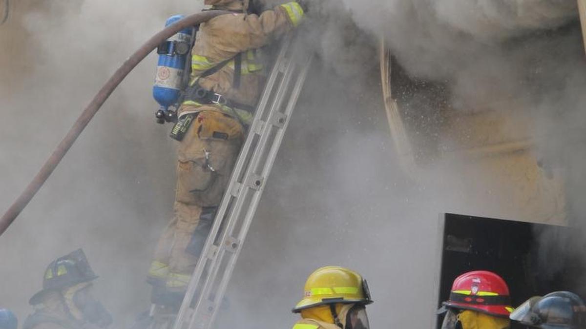 Los bomberos de Miami apagan un incendio el domingo por la mañana en una tienda de disfraces en la Pequeña Habana.