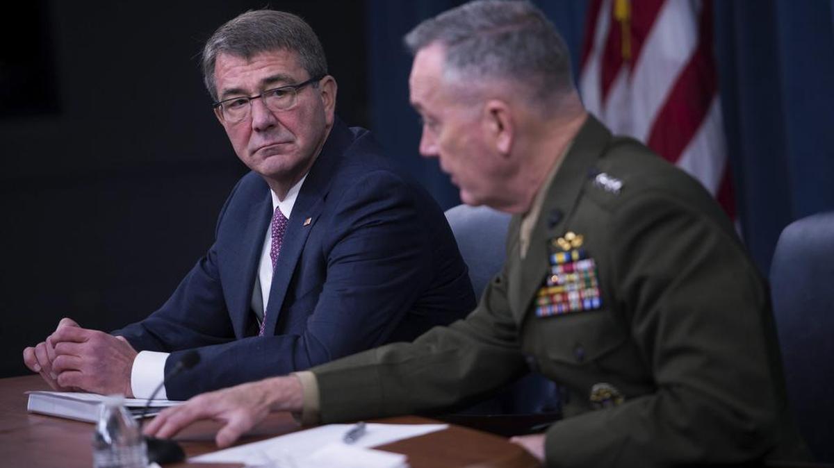 El secretario de Defensa de Estados Unidos, Ashton Carter (izq.) y el jefe del Estado Mayor Conjunto, el general Joseph Dunford durante una conferencia de prensa el lunes en la sede del Pentágono en Arlington, Virginia.