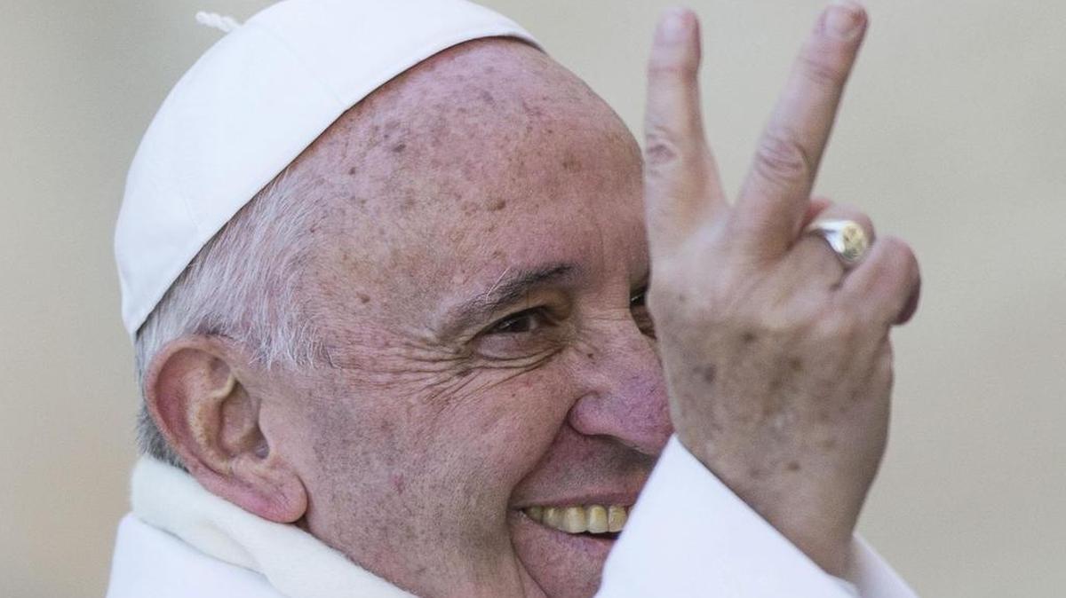 El papa Francisco asiste a la audiencia general de los miércoles en la Plaza de San Pedro en el Vaticano hoy, 30 de diciembre de 2015.