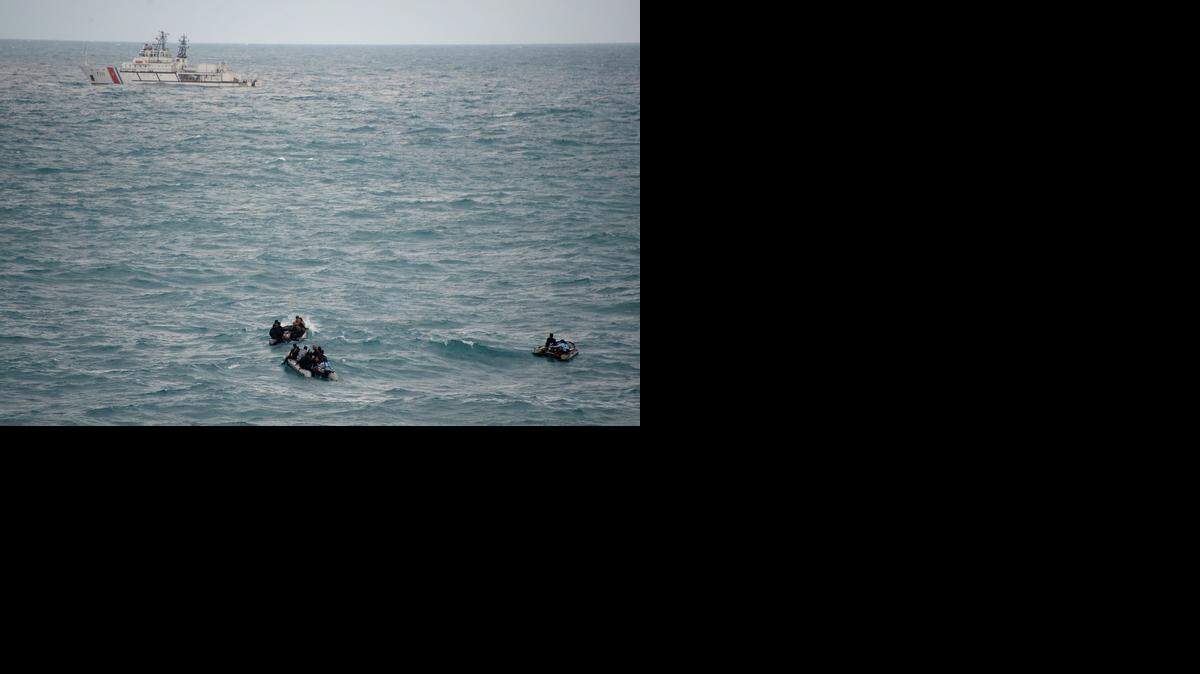 <cutline_leadin>Un equipo</cutline_leadin> de 15 buzos partió al fondo del mar de Java este jueves para examinar la carlinga, explicó a la AFP S.B Supriyadi, de la Agencia de Búsqueda y Socorro encargada de las tareas de rescate.