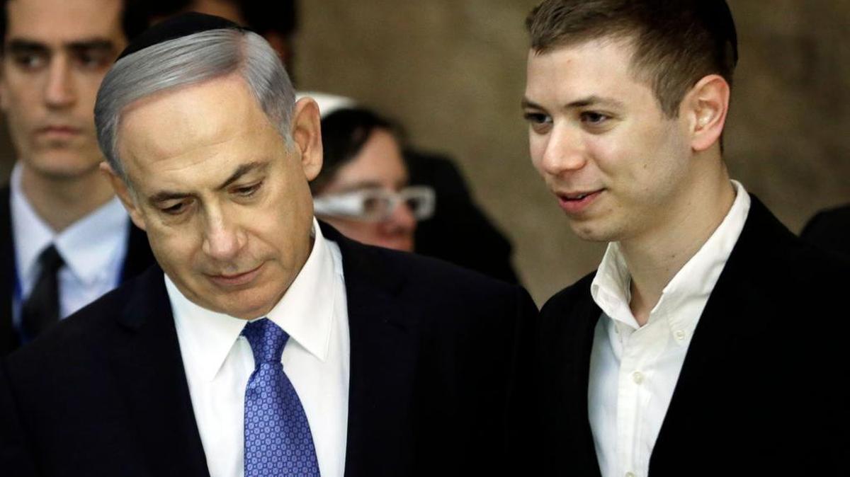 Esta foto de archivo tomada el 18 de marzo de 2015 muestra al Primer Ministro israelí Benjamin Netanyahu y su hijo Yair visitando el Muro de los Lamentos en Jerusalén.