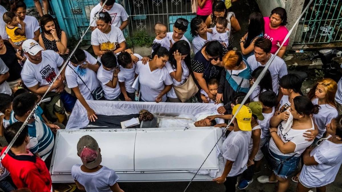 Familiares y amigos lloran en el funeral de Benjamin Visda, de 43 años, que salió de una fiesta de cumpleaños para comprar algo y nunca regresó. Fue asesinado.