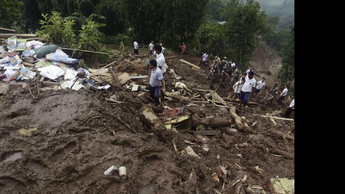 
Miembros de un equipo de rescate inspeccionan los daños provocados por las fuertes lluvias cerca de Mirik, Darjeeling, India, el miércoles.
