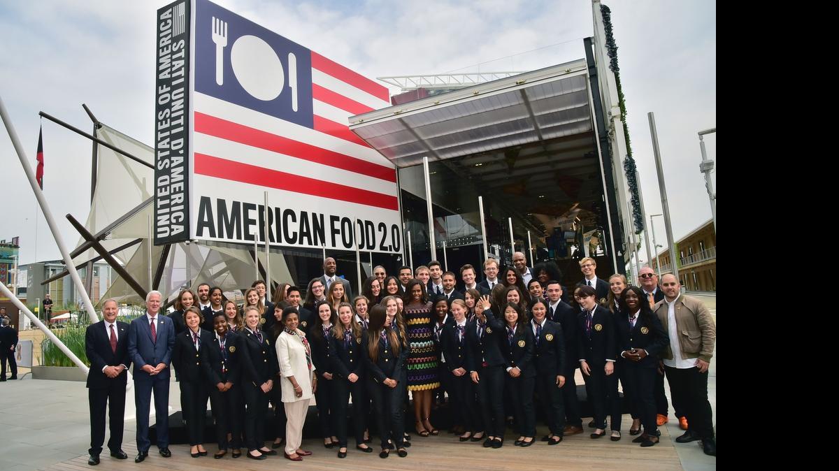 
Michelle Obama (cen.), visitando el pabellón de su país en la Exposición Universal de Milán 2015, rodeada de un grupo de universitarios, además de empresarios estadounidenses e italianos, el jueves.
