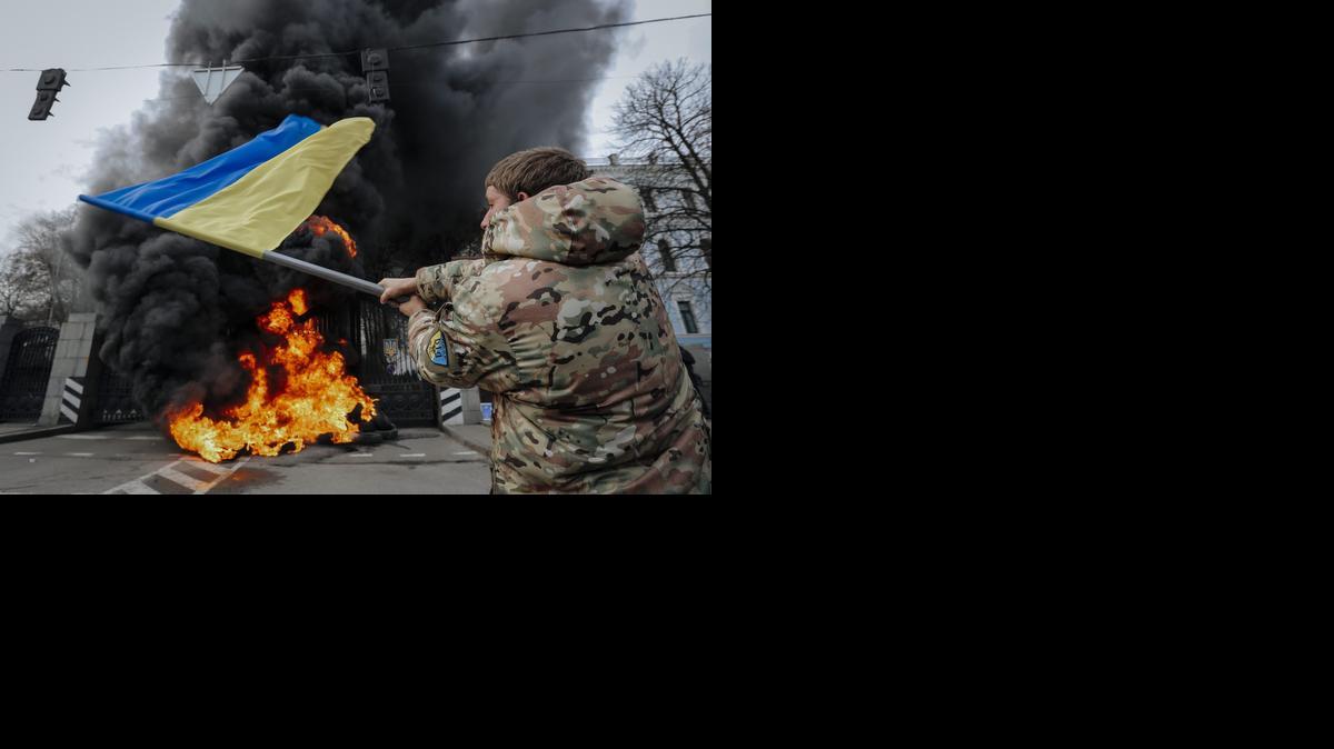 
Un voluntario del batallón “Aidar”, ondea la bandera Nacional ucraniana junto a unos neumáticos que arden a la entrada del Ministerio de Defensa en Kiev, Ucrania. Un grupo de soldados de "Aidar" trató de irrumpir en el Ministerio de Defensa ucraniano y algunos lograron cruzar el perímetro de seguridad. 


