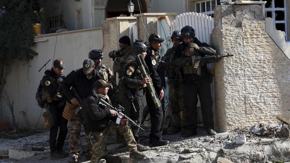 Tropas de las fuerzas especiales de Irak avanzan sobre el territorio ocupado por los militantes del Estado Islámico en Mosul.