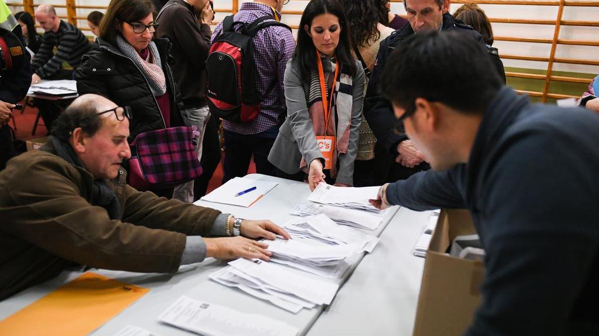 Funcionarios cuentan los votos en un centro electoral en Barcelona el 21 de diciembre del 2017.