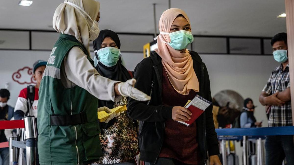 Pasajeros son verificados a su llegada al Aeropuerto Internacional de Adisucipto en Yogyakarta, Indonesia, el 5 de marzo del 2020.