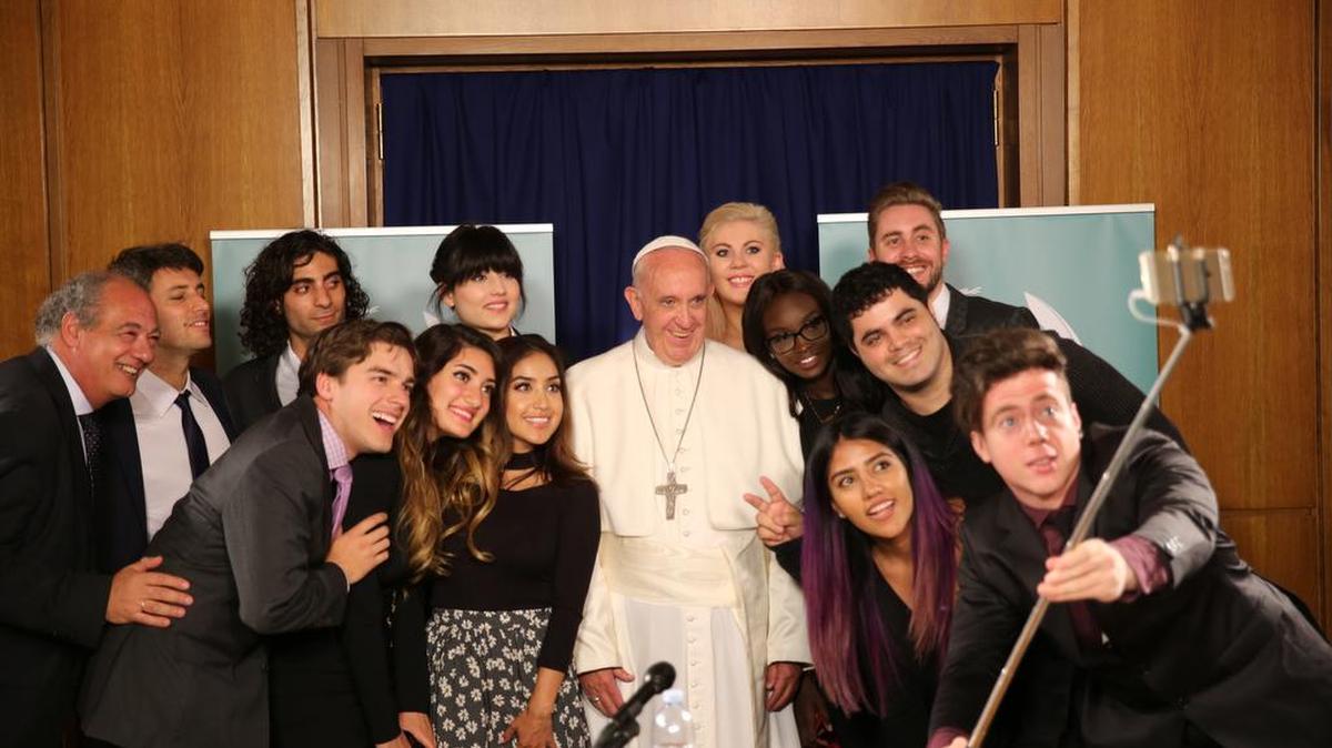 El papa Francisco (c) posa con un grupo de jóvenes “youtubers” de cuatro continentes el domingo en la Ciudad de Vaticano.