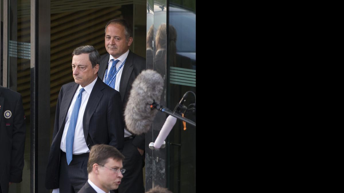 
Mario Draghi, presidente del Banco Central Europeo, sale el miércoles de la reunión de emergencia sobre la situación financiera de Grecia.
