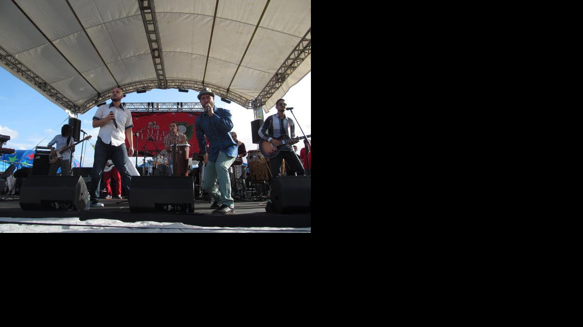 
Integrantes de la agrupación "La Quilombera" se presentan en el evento musical "Calle Linda, el concierto", el domingo 28 de diciembre de 2014, en San Juan (Puerto Rico). 