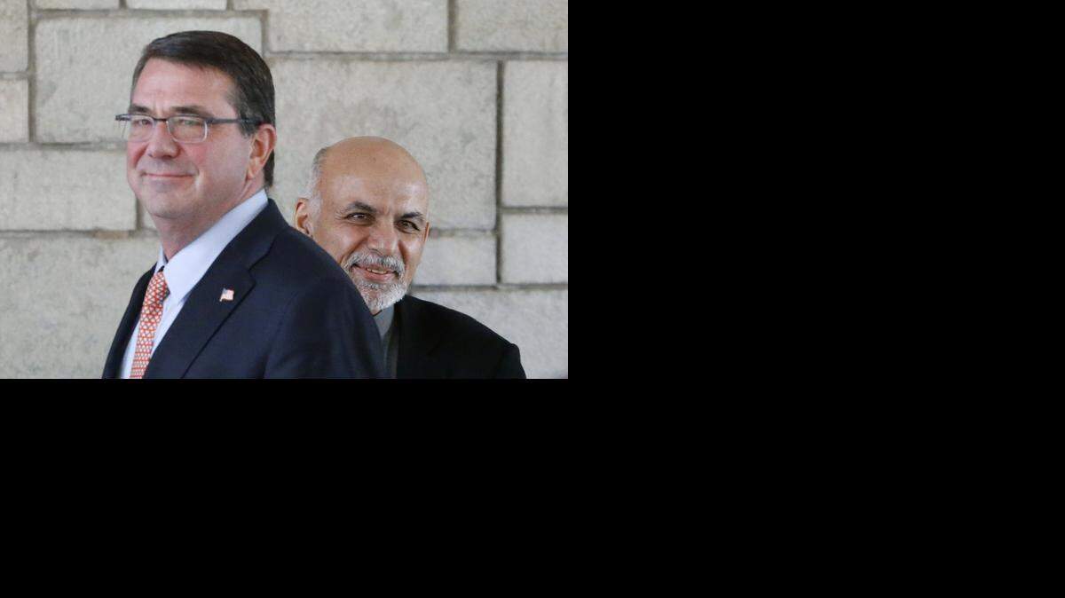 <cutline_leadin>El Secretario</cutline_leadin> of Defensa de EEUU, Ashton Carter (izq.), a su llegada a una conferencia de prensa con el presidente afgano Ashraf Ghani , el sábado.<252><252>