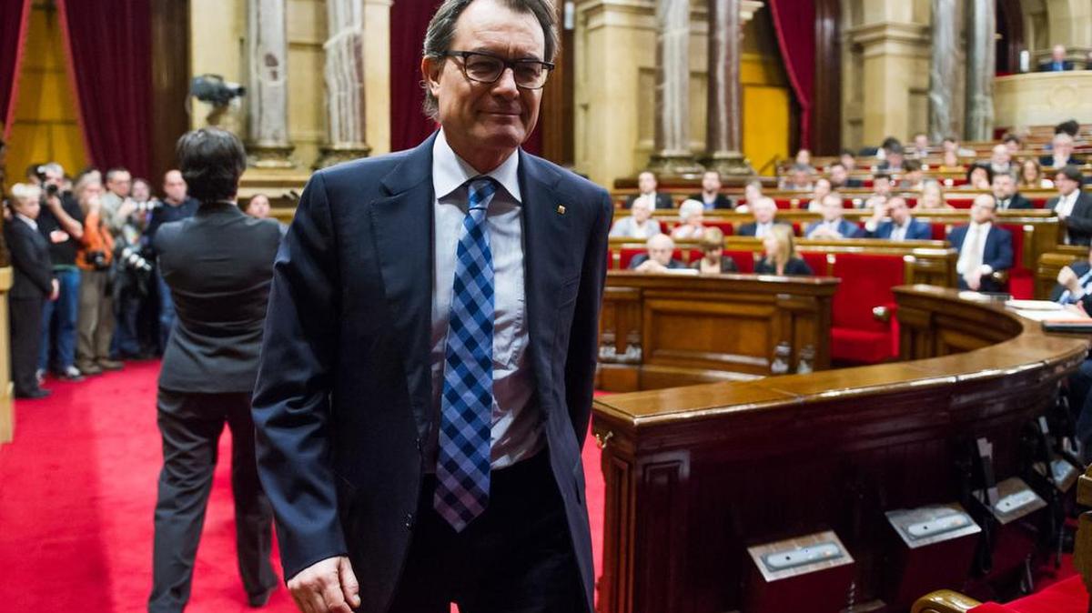 El ex presidente de Cataluña Artur Mas sale de una sesión en el Parlamento catalán.