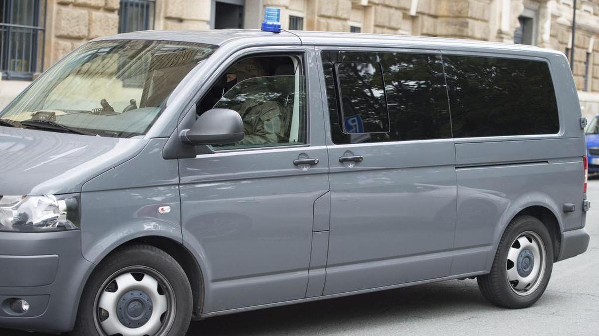 Un furgón policial traslada al sospechoso terrorista sirio Jaber Albakr a su llegada a un ribunal en Dresde, Alemania, el 10 de octubre de 2016.