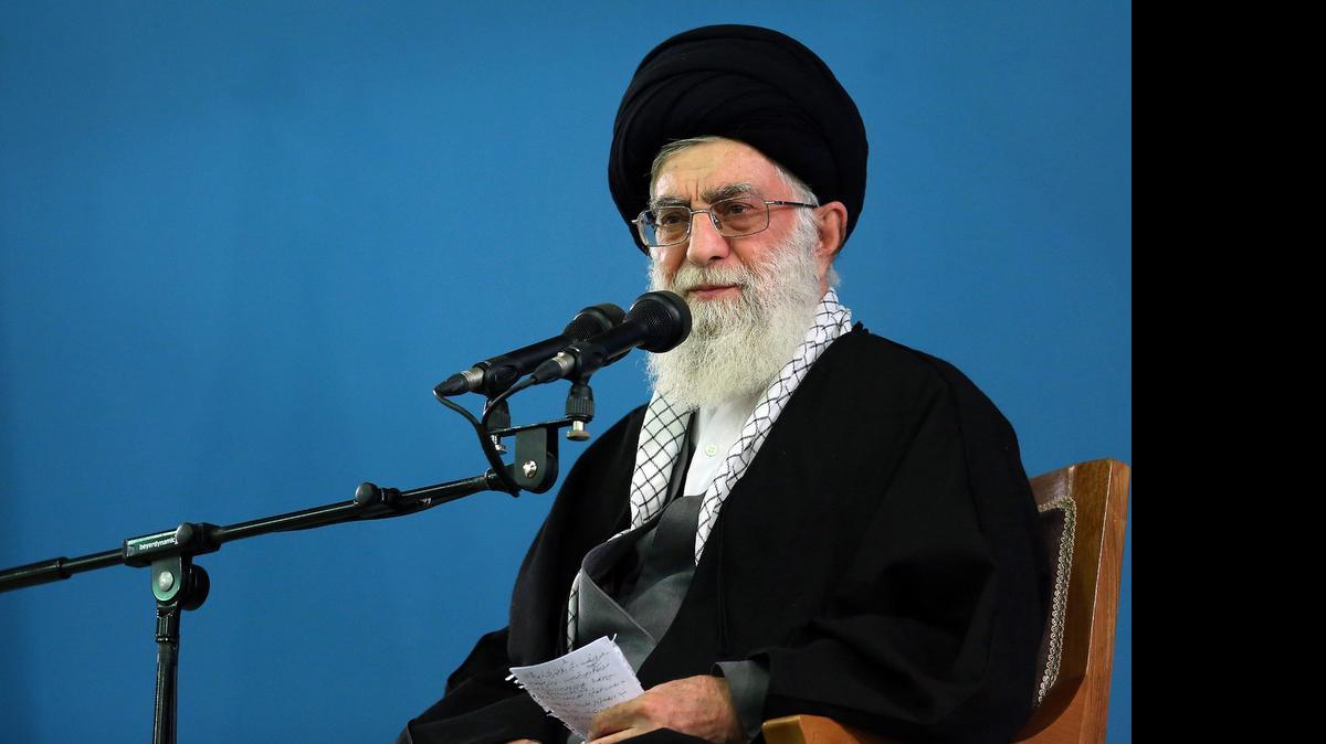 
El líder supremo iraní, el ayatolá Ali Jamenei, lleva semanas rechazando las exigencias de Estados Unidos de que los observadores nucleares de Naciones Unidas tengan acceso a bases militares y científicos nucleares para supervisar el compromiso de Teherán.
