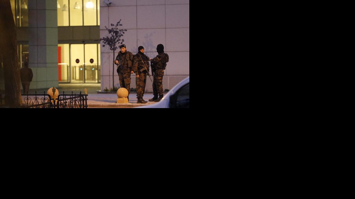
Miembros de las fuerzas especiales de la policía vigilan la comisaría atacada por dos personas, una mujer que ha resultado abatida y un hombre que ha sido arrestado en Estambul, Turquía, el miércoles.
