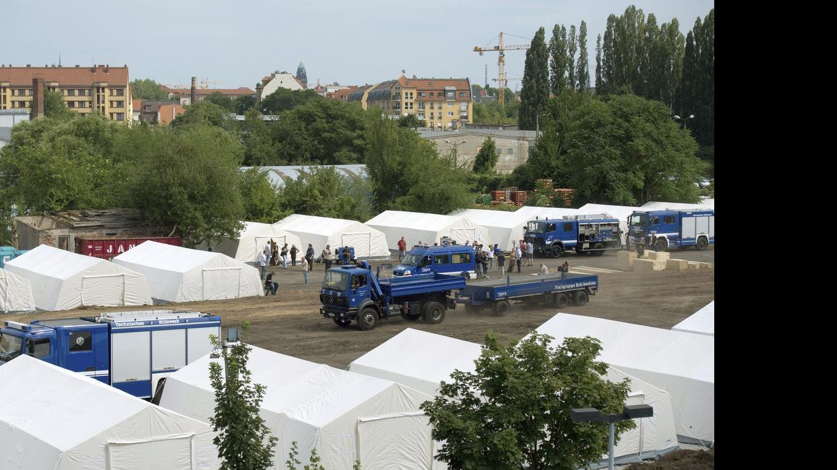 
Una vista de las tiendas de campaña para refugiados montadas por voluntarios en Dresde, Alemania, el viernes. Los ministros del Interior de la UE cerraron la discusión sobre el reparto en los próximos dos años de 40.000 inmigrantes.
