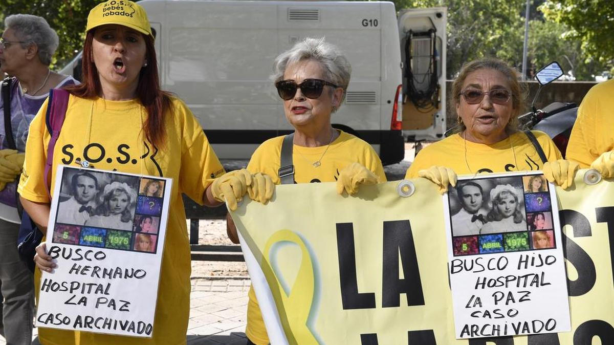 Miembros de la Asociación S.O.S. Bebés robados con una pancarta a las puertas de la Audiencia Provincial de Madrid, que hoy reanuda el juicio al doctor Eduardo Vela por el robo de Inés Madrigal, el primer caso de bebés robados que se enjuicia en España, después de haberlo suspendido por razones médicas.