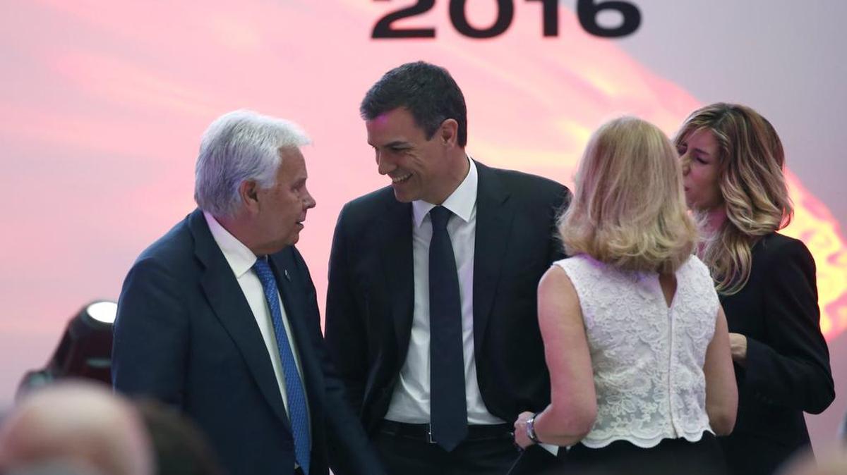 El líder socialista Pedro Sánchez (c) conversa con el ex presidente del Gobierno, Felipe González (i), durante la cena celebrada con motivo del 40 Aniversario del diario El País y la entrega de los Premios Ortega y Gasset de Periodismo 2016, en el Palacio de Cibeles, en Madrid.
