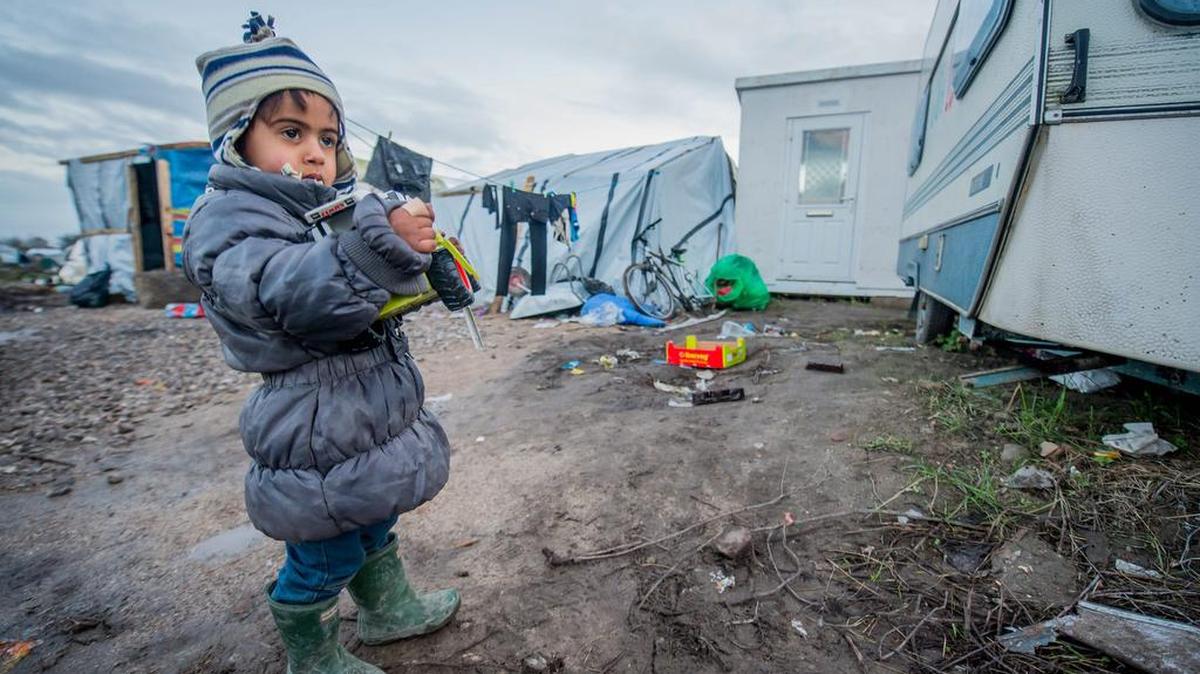 Refugiados son vistos el jueves 24 de diciembre de 2015, en un campamento llamado "La Jungla", en el puerto Calais (Francia).