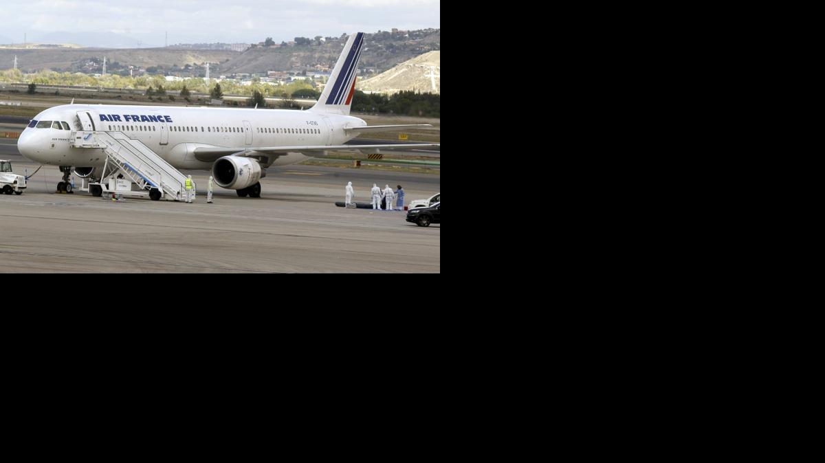 
España ha activado el protocolo de emergencia sanitaria en el Aeropuerto Adolfo Suárez Madrid-Barajas por un pasajero de Air France que durante un vuelo entre París y Madrid sufría temblores, lo que hizo que la tripulación alertara a las autoridades sanitarias españolas. EFE/Paco Campos
