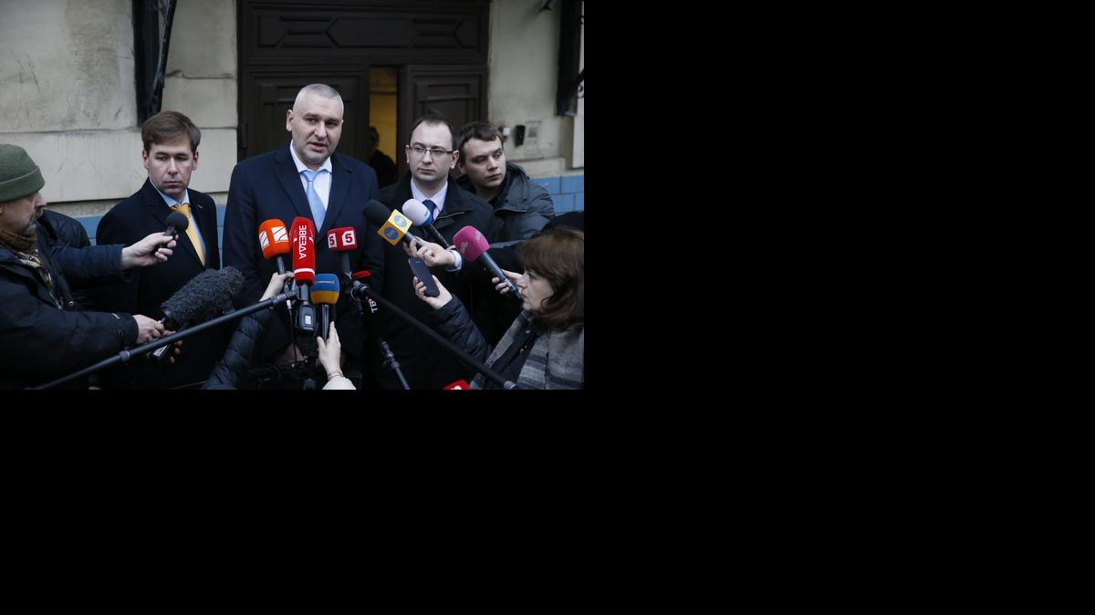 
Los abogados de la diputada y piloto militar ucraniana Nadezhda Savchenko, comparecen ante la prensa tras la sesión del juicio en Moscú, Rusia, el miércoles.
