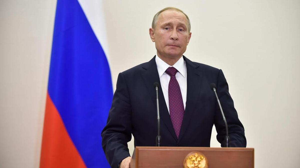 El presidente de Rusia Vladimir Putin participa en una rueda de prensa después de una reunión del Cuarteto de Normandía hoy, miércoles 20 de octubre de 2016, en Berlín (Alemania).