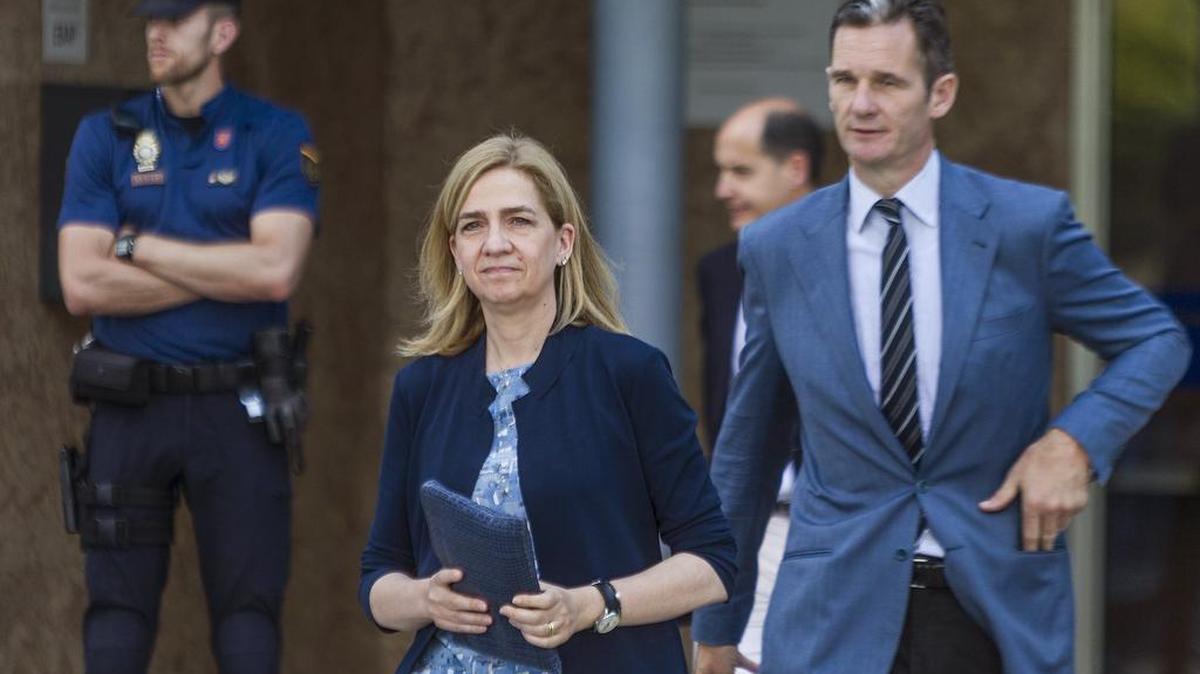 La infanta Cristina y su marido, Iñaki Urdangarin, a su salida de la sede de la Escuela Balear de la Administración Pública (EBAP) de Palma, tras asistir a la presentación de las conclusiones por parte de las defensas, en el juicio del caso Nóos.