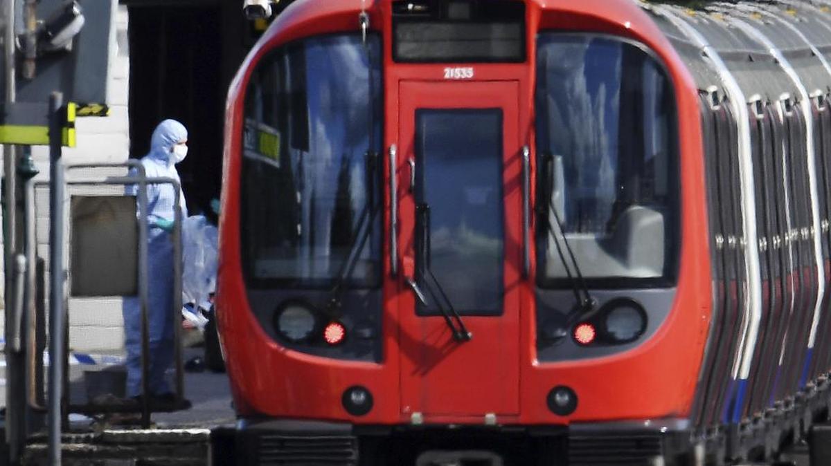 Policías forenses trabajan en el lugar donde se ha producido una explosión en un vagón de tren en la estación de metro Parsons Green en Londres (Reino Unido) el 15 de septiembre de 2017.