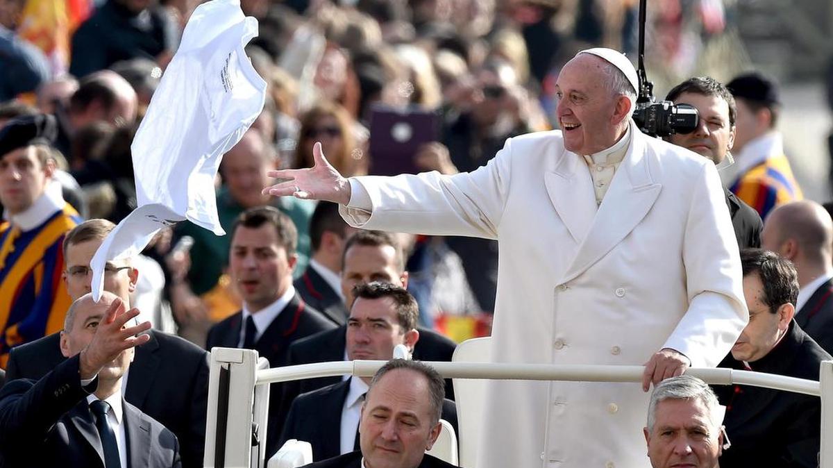 El papa Francisco saluda a los fieles a su llegada a la audiencia general de los miércoles en la Plaza de San Pedro en el Vaticano el 24 de febrero de 2016.