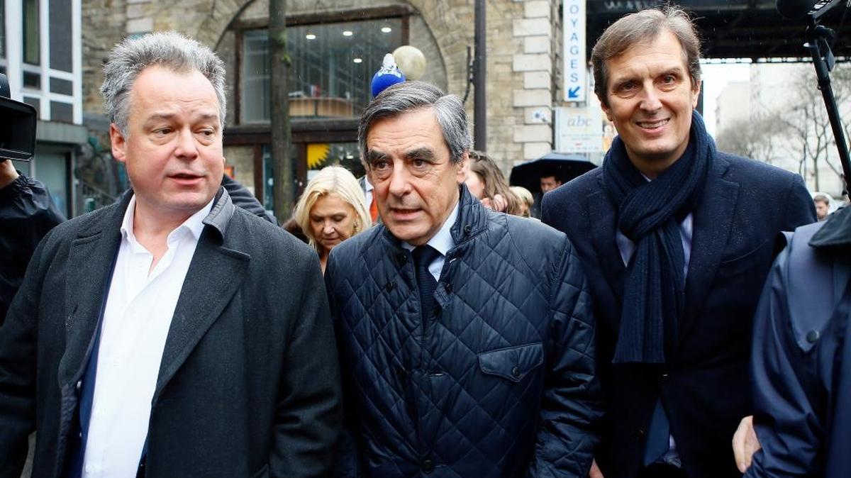Francoise Fillon (centro), candidato presidencial francés, sale de la sede de su campaña tras rechazar retirarse de la contienda.