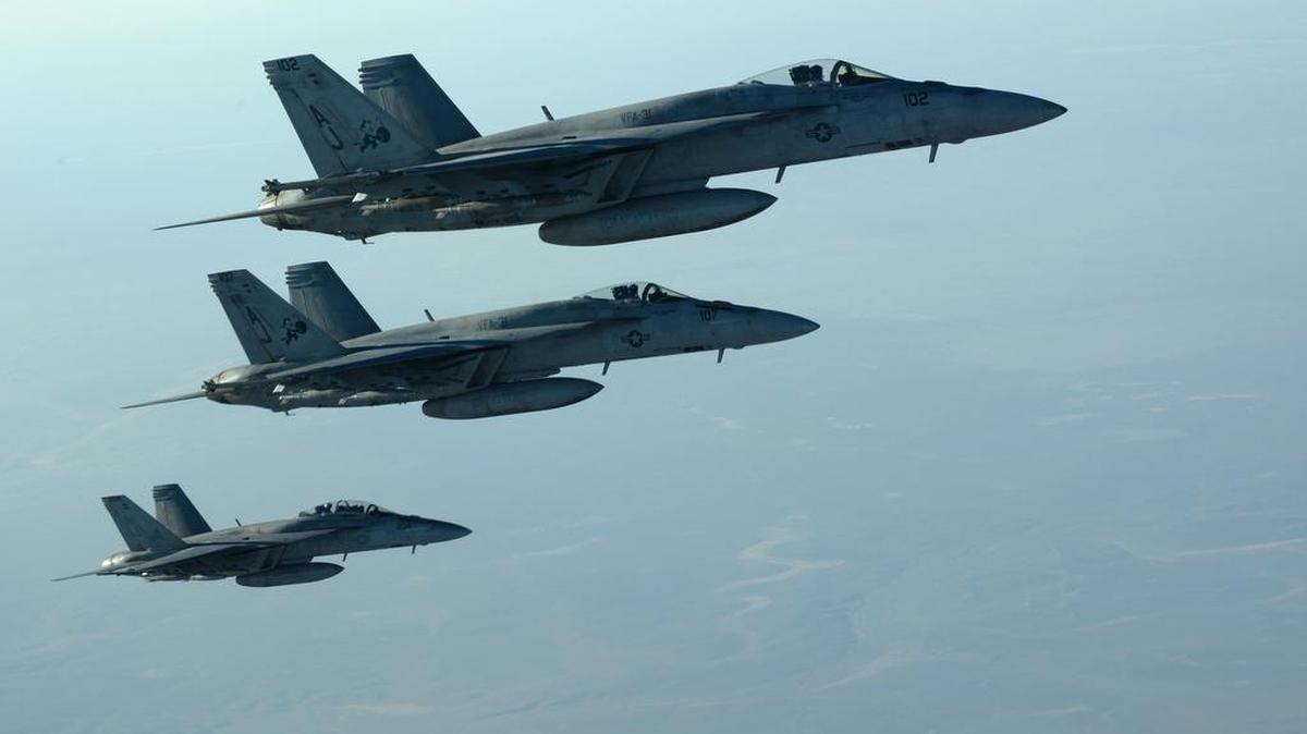 
Estados Unidos bombardeó dos áreas del distrito de Achin, causando la muerte de 60 de los atacantes en una y 25 en la otra.
