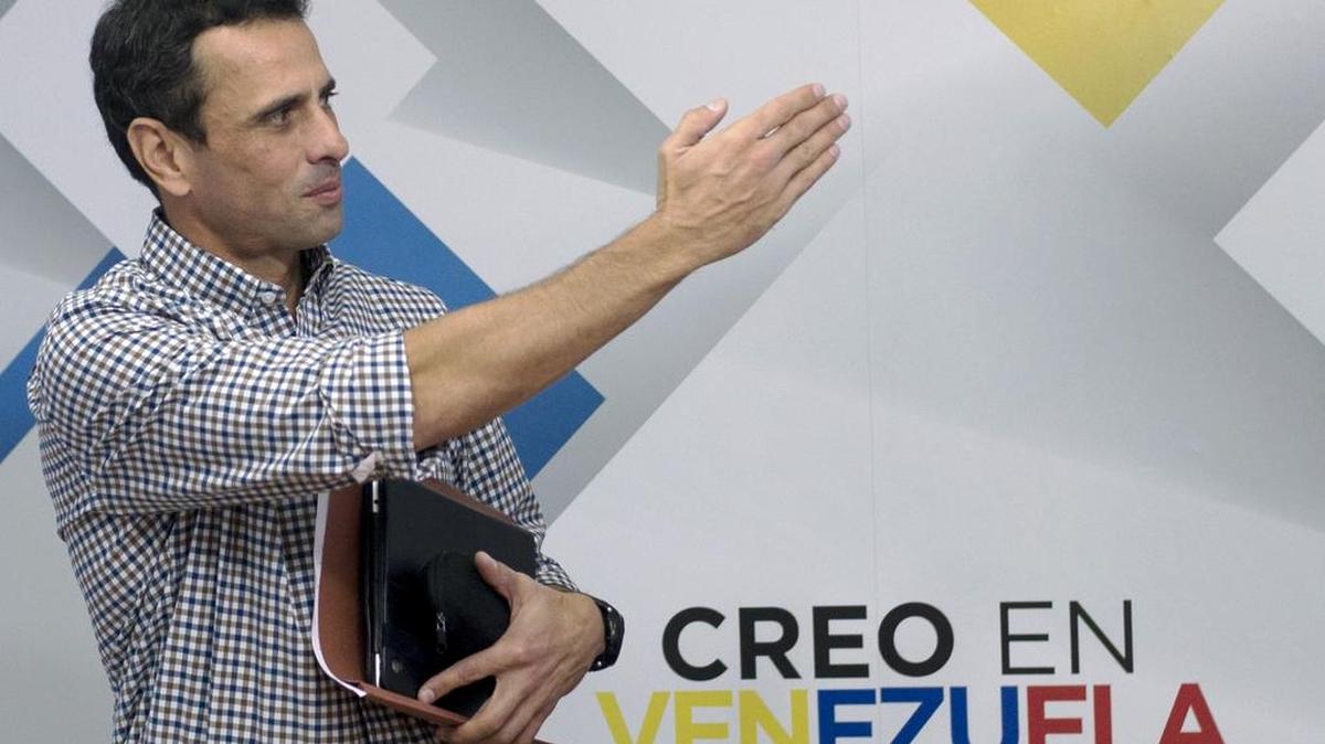 El líder de la oposición venezolano y gobernador del estado Miranda, Henrique Capriles, da una rueda de prensa el lunes en Caracas.