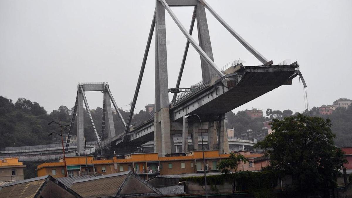  Vista del viaducto Morandi tras derrumbarse una sección de la infraestructura en Génova (Italia) el 14 de agosto de 2018. 