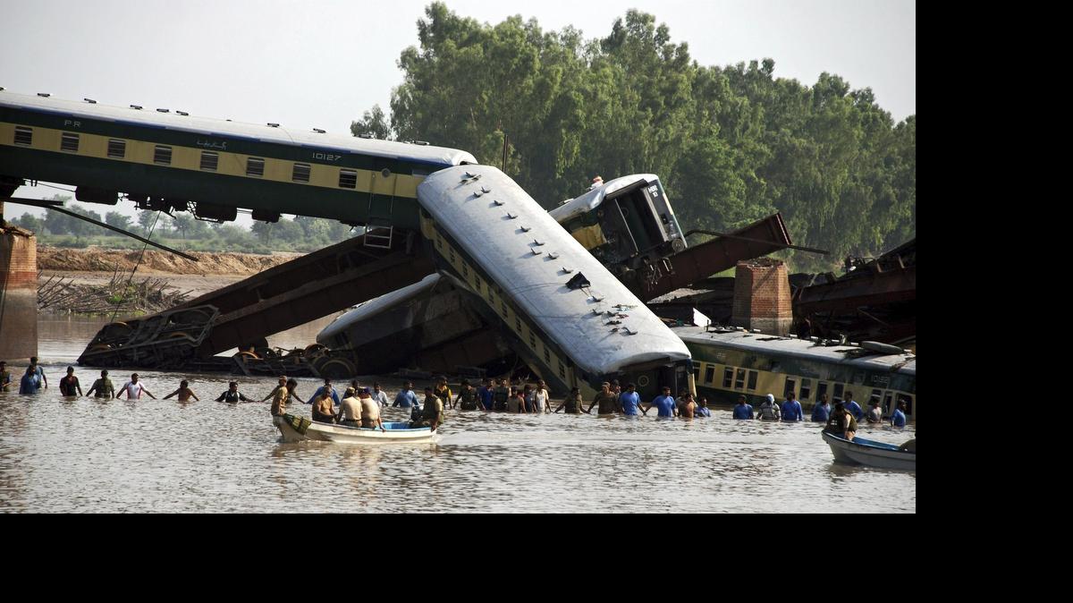 
Personal del Ejército paquistaní trabaja en las labores de búsqueda de las víctimas tras el derrumbe de un puente ferroviario al paso de un tren militar sobre un río en Gujranwala, Pakistán), el viernes.
