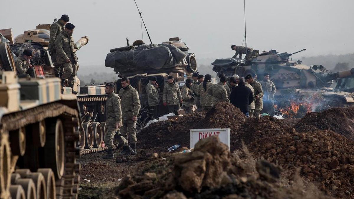 Soldados turcos preparan sus tanques antes de cruzar la frontera sirio-turca, en el distrito de Hassa, el 22 de enero del 2018. Efectivos turcos, junto a milicias aliadas del Ejército Libre de Siria (ELS), avanzaron casi ocho kilómetros en el cantón kurdosirio de Afrín y ya controlan once pueblos, informó el lunes el rotativo Hürriyet. La operación bautizada como “Rama de olivo” pretende expulsar a las Unidades de Protección del Pueblo (YPG), la milicia kurdosiria que domina el enclave de Afrín, y establecer una zona de seguridad de 30 kilómetros de ancho desde la frontera turca.