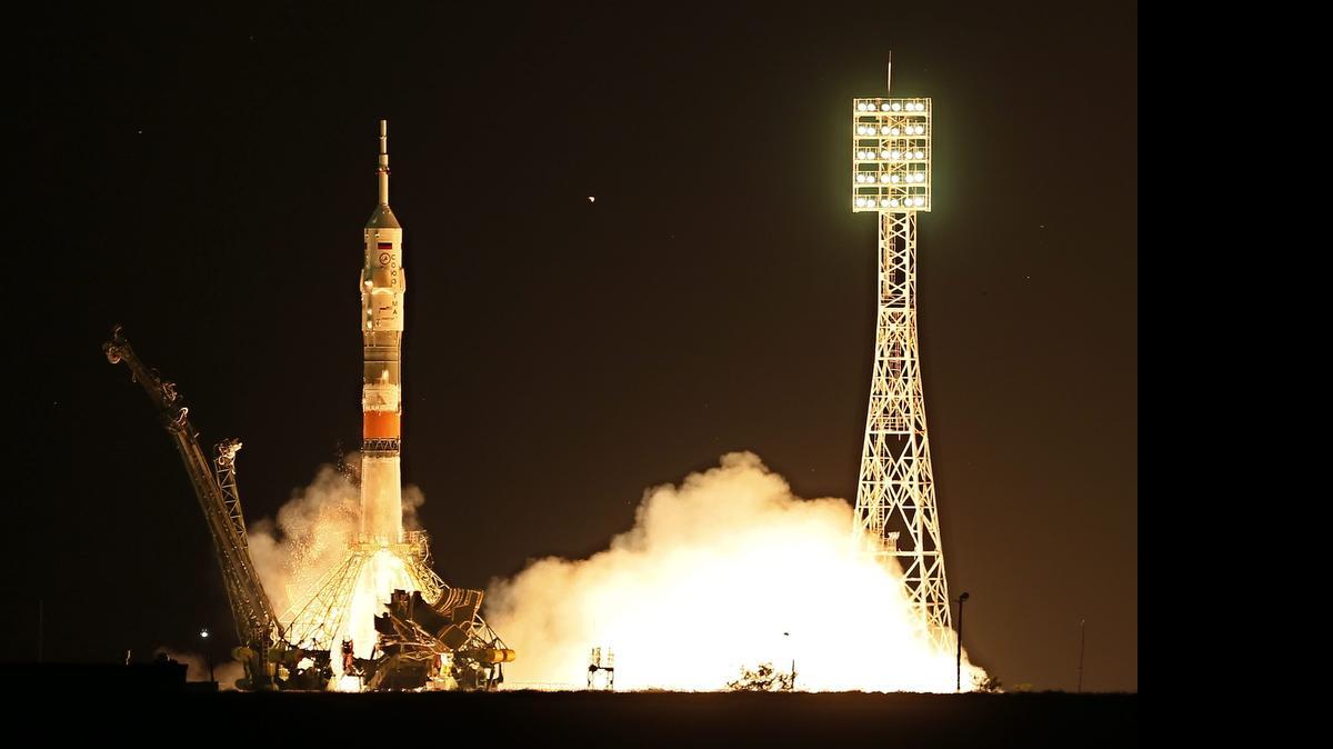 
El cohete Soyuz TMA-17M despega hacia la (ISS), el miércoles, en el cosmódromo de Baikonur, Kasajistán. El Soyuz lleva a los integrantes del nuevo grupo, el astronauta de la NASA Kjell Lindgren, el astronauta japonés Kimiya Yui y el cosmonauta ruso Oleg Kononenko.
