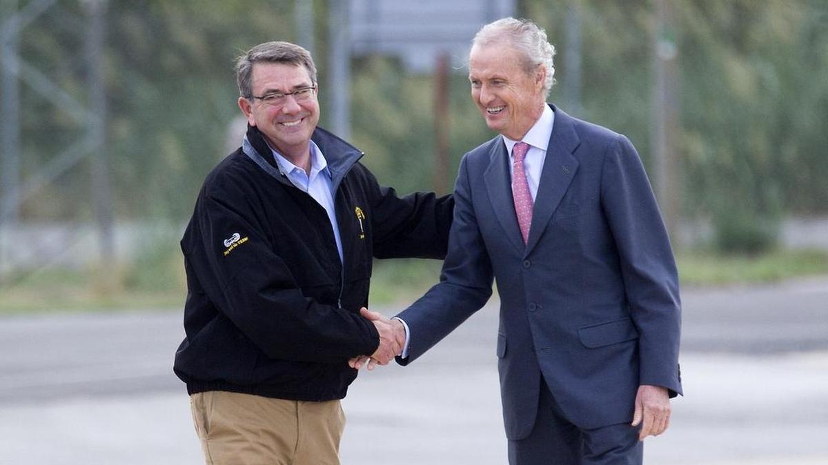 El ministro  de Defensa, Pedro Morenés (der.), junto al secretario de Defensa de EEUU, Ashton Carter, a su llegada a la Base Aérea de Morón de la Frontera en España.