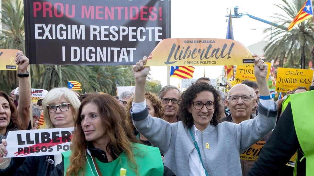 La diputada de JXSí Marta Rovira (d) durante la manifestación para exigir la libertad de Jordi Sánchez, Jordi Cuixart y los miembros del Govern cesados, encarcelados por orden de la Audiencia Nacional.