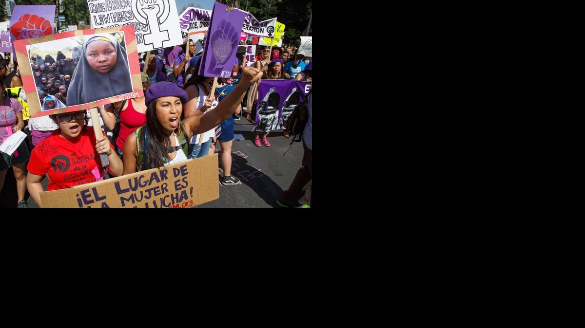 
Manifestantes asisten a una marcha por la igualdad de derechos y justicia para conmemorar el Día Internacional de la Mujer, en el centro de Los Ángeles, California, EEUU, 08 de marzo de 2015. La marcha de más de 1.000 mujeres incluyó paradas en la puerta del Ayuntamiento y el departamento de policía de Los Ángeles.
