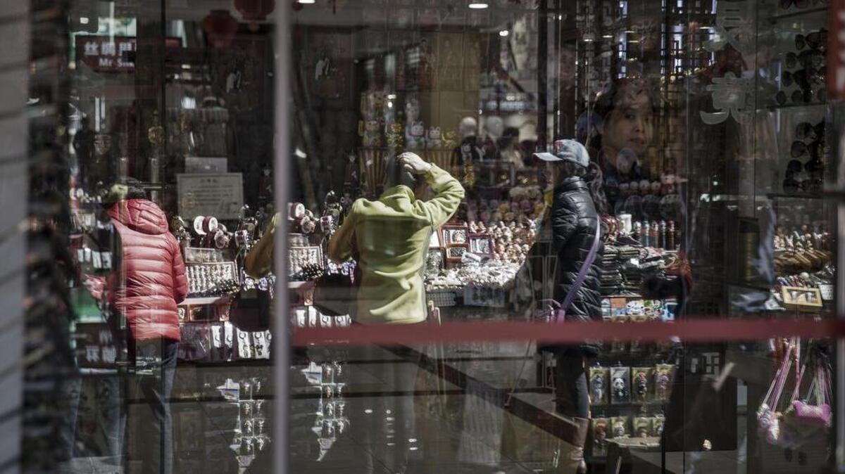Mujeres miran los puestos del mercado en el districto de Wangfujing de Pekín, China, el martes, el 14 de marzo, 2017.
