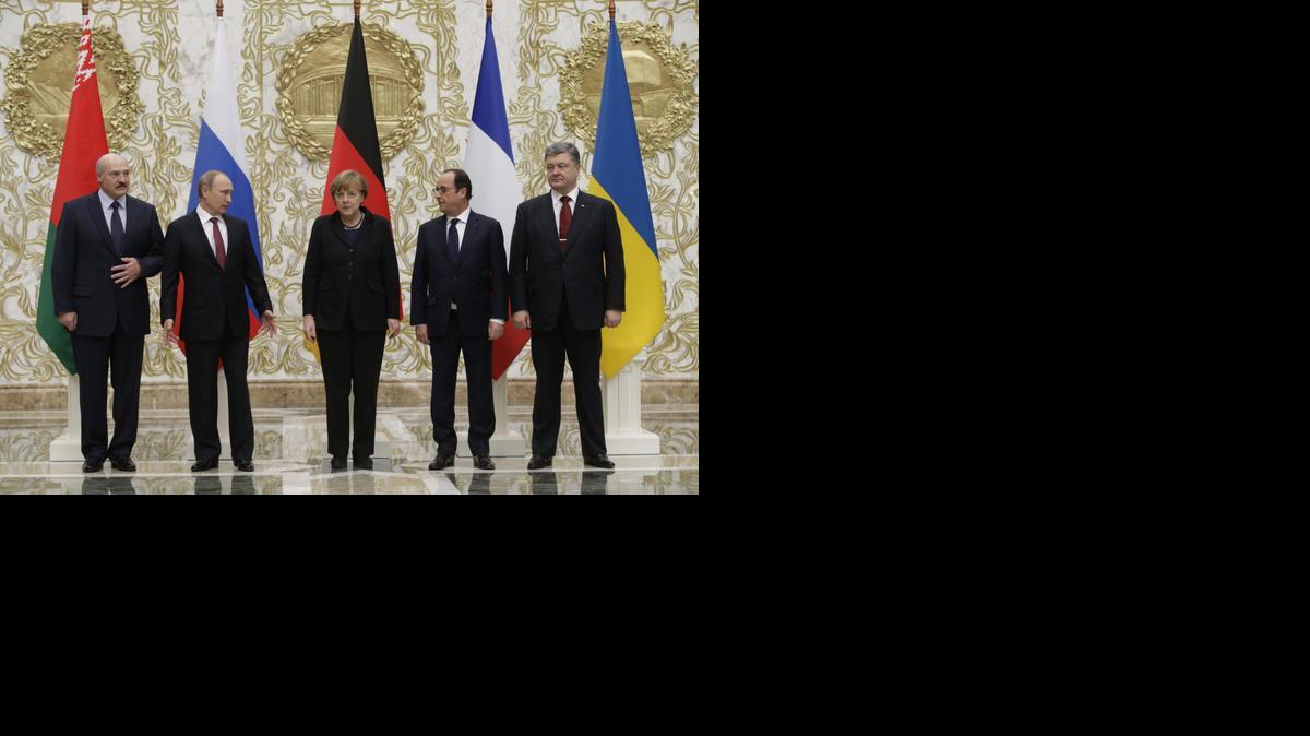 
El presidente bielorruso, Alexander Lukashenko (izq.), posa junto a los líderes de Rusia, Alemania, Francia y Ucrania durante la cumbre de mandatarios cuatripartita para la paz en Ucrania.


