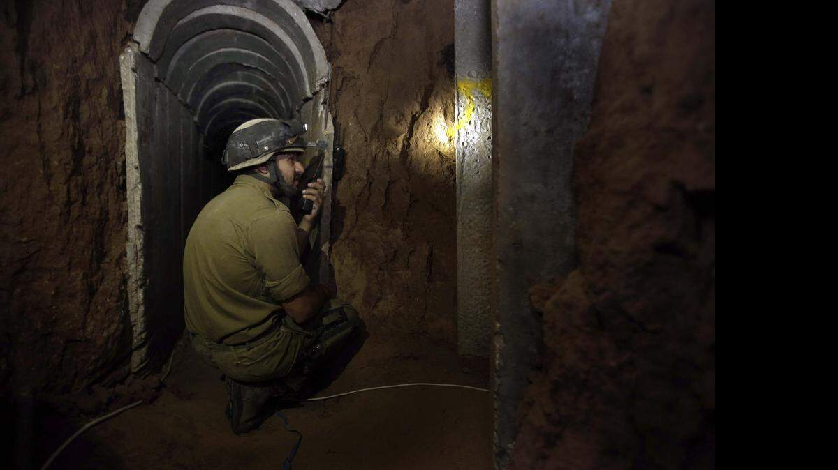 
Un soldado israelí observa el interior de un túnel reforzado con concreto, descubierto cerca de la frontera entre Isreael y Gaza, en la zona controlada por Hamas.
