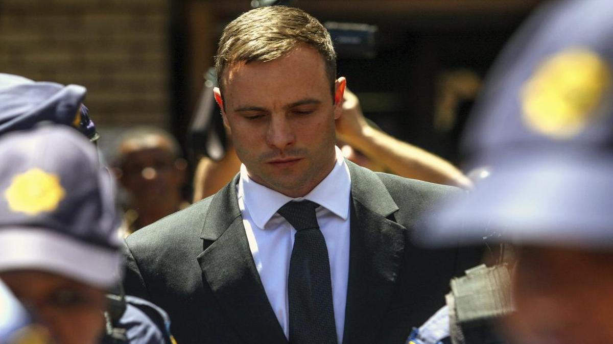 Fotografía de archivo tomada el 17 de octubre de 2014 donde al atleta paralímpico sudafricano Oscar Pistorius mientras abandona el Tribunal Superior de Pretoria (Sudáfrica).